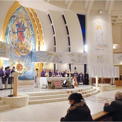 12 aprilie: Expunerea unei copii a Giulgiului din Torino în catedrala "Sfânta Fecioară Maria, Regină"