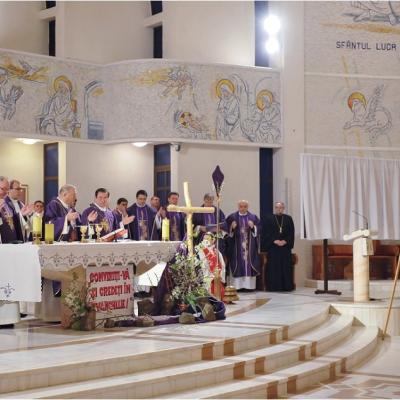 12 aprilie: Expunerea unei copii a Giulgiului din Torino în catedrala "Sfânta Fecioară Maria, Regină"