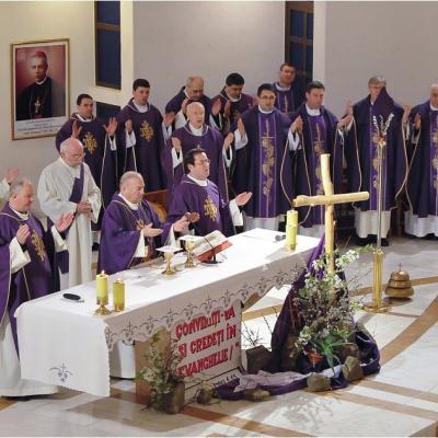 12 aprilie: Expunerea unei copii a Giulgiului din Torino în catedrala "Sfânta Fecioară Maria, Regină"