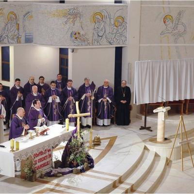 12 aprilie: Expunerea unei copii a Giulgiului din Torino în catedrala "Sfânta Fecioară Maria, Regină"