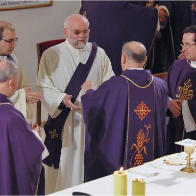 12 aprilie: Expunerea unei copii a Giulgiului din Torino în catedrala "Sfânta Fecioară Maria, Regină"