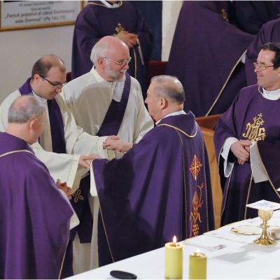12 aprilie: Expunerea unei copii a Giulgiului din Torino în catedrala "Sfânta Fecioară Maria, Regină"