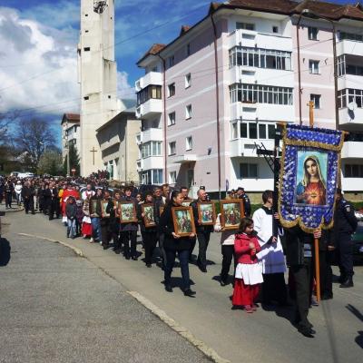 13 aprilie: Moineşti: Floriile, o primăvară în suflet