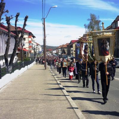 13 aprilie: Moineşti: Floriile, o primăvară în suflet