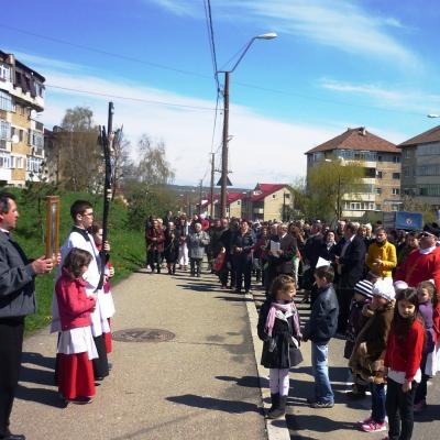 13 aprilie: Moineşti: Floriile, o primăvară în suflet