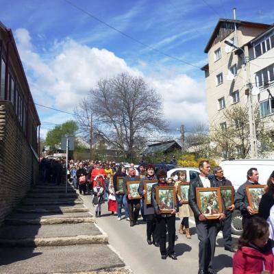 13 aprilie: Moineşti: Floriile, o primăvară în suflet