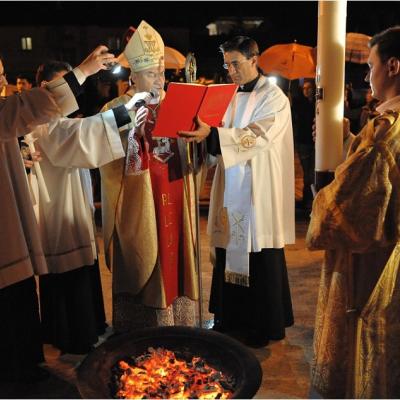 20 aprilie: Iaşi: Liturghia şi procesiunea din Noaptea Învierii