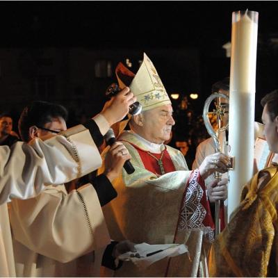20 aprilie: Iaşi: Liturghia şi procesiunea din Noaptea Învierii