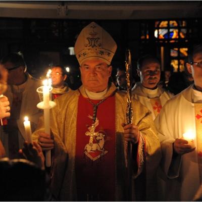 20 aprilie: Iaşi: Liturghia şi procesiunea din Noaptea Învierii