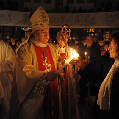 20 aprilie: Iaşi: Liturghia şi procesiunea din Noaptea Învierii