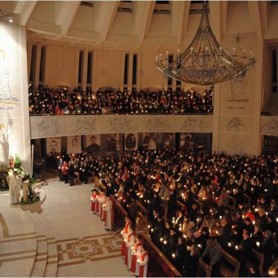 20 aprilie: Iaşi: Liturghia şi procesiunea din Noaptea Învierii