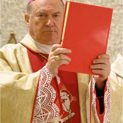 20 aprilie: Iaşi: Liturghia şi procesiunea din Noaptea Învierii