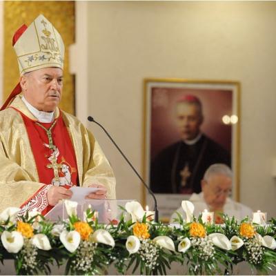 20 aprilie: Iaşi: Liturghia şi procesiunea din Noaptea Învierii