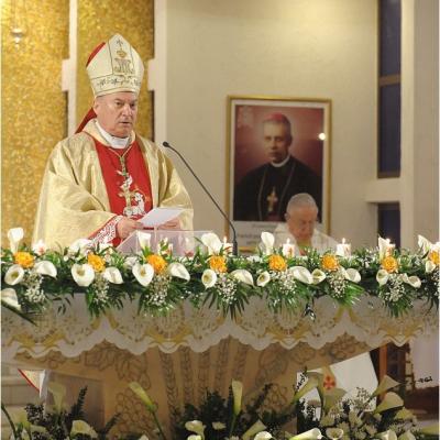 20 aprilie: Iaşi: Liturghia şi procesiunea din Noaptea Învierii