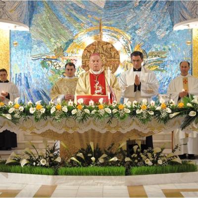 20 aprilie: Iaşi: Liturghia şi procesiunea din Noaptea Învierii