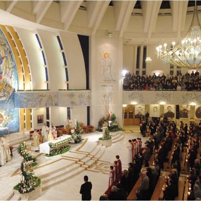 20 aprilie: Iaşi: Liturghia şi procesiunea din Noaptea Învierii