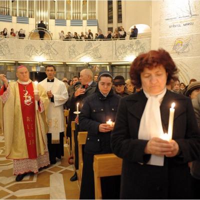 20 aprilie: Iaşi: Liturghia şi procesiunea din Noaptea Învierii