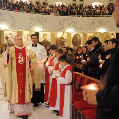 20 aprilie: Iaşi: Liturghia şi procesiunea din Noaptea Învierii