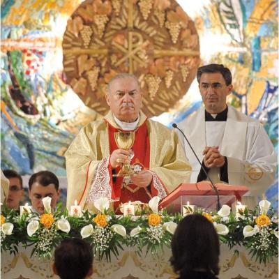 20 aprilie: Iaşi: Liturghia şi procesiunea din Noaptea Învierii