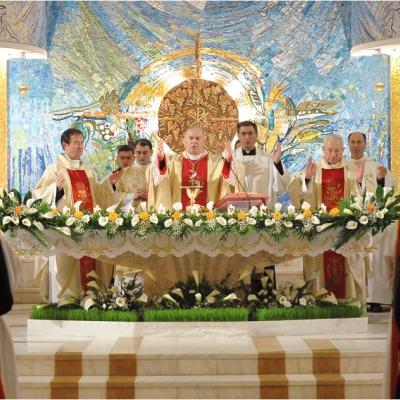 20 aprilie: Iaşi: Liturghia şi procesiunea din Noaptea Învierii