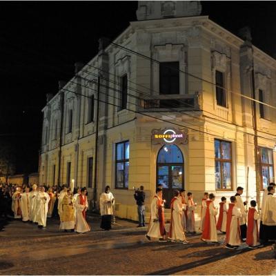 20 aprilie: Iaşi: Liturghia şi procesiunea din Noaptea Învierii