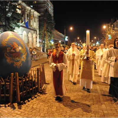 20 aprilie: Iaşi: Liturghia şi procesiunea din Noaptea Învierii