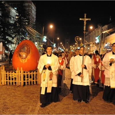 20 aprilie: Iaşi: Liturghia şi procesiunea din Noaptea Învierii