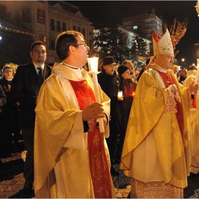 20 aprilie: Iaşi: Liturghia şi procesiunea din Noaptea Învierii