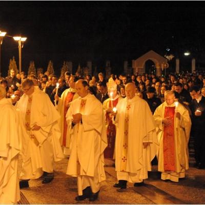 20 aprilie: Iaşi: Liturghia şi procesiunea din Noaptea Învierii