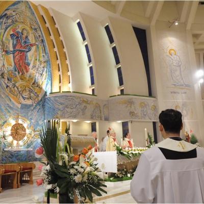 20 aprilie: Iaşi: Liturghia şi procesiunea din Noaptea Învierii