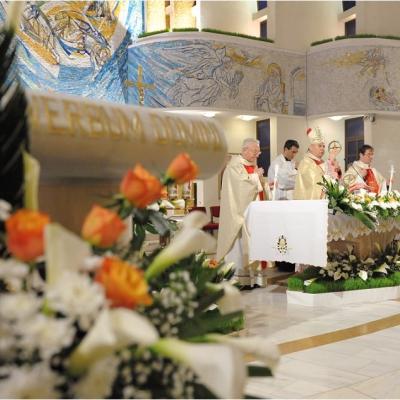 20 aprilie: Iaşi: Liturghia şi procesiunea din Noaptea Învierii