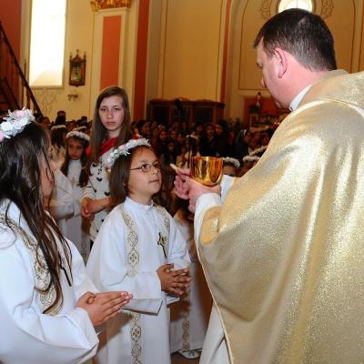 27 aprilie: Luizi-Călugăra: Prima Sfântă Împărtăşanie