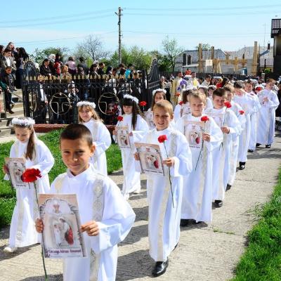 27 aprilie: Luizi-Călugăra: Prima Sfântă Împărtăşanie