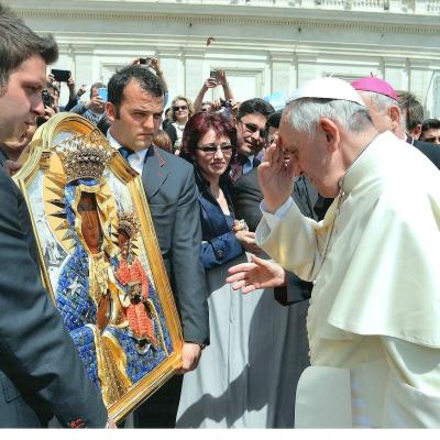 30 aprilie: Vatican: Binecuvântarea de către papa Francisc a noilor veşminte şi coroane ale Icoanei Maicii Domnului de la Cacica, în cadrul audienţei generale, fiindu-i prezentate de o delegaţie condusă de PS Petru Gherghel