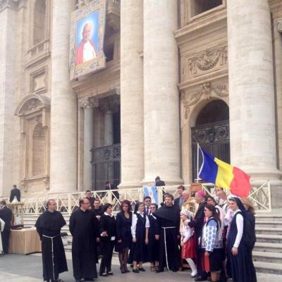 30 aprilie: Vatican: Binecuvântarea de către papa Francisc a noilor veşminte şi coroane ale Icoanei Maicii Domnului de la Cacica, în cadrul audienţei generale, fiindu-i prezentate de o delegaţie condusă de PS Petru Gherghel
