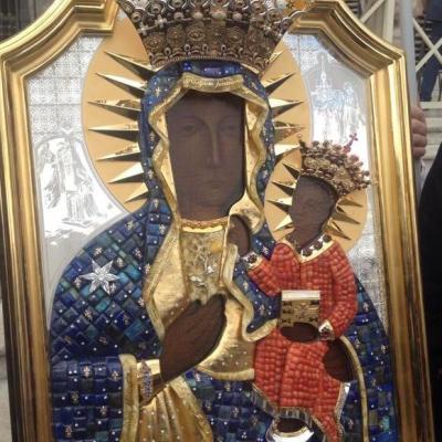 30 aprilie: Vatican: Binecuvântarea de către papa Francisc a noilor veşminte şi coroane ale Icoanei Maicii Domnului de la Cacica, în cadrul audienţei generale, fiindu-i prezentate de o delegaţie condusă de PS Petru Gherghel
