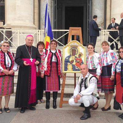 30 aprilie: Vatican: Binecuvântarea de către papa Francisc a noilor veşminte şi coroane ale Icoanei Maicii Domnului de la Cacica, în cadrul audienţei generale, fiindu-i prezentate de o delegaţie condusă de PS Petru Gherghel
