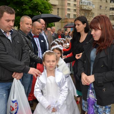 4 mai: Bacău "Sfântul Nicolae": Prima Sfântă Împărtăşanie a copiilor