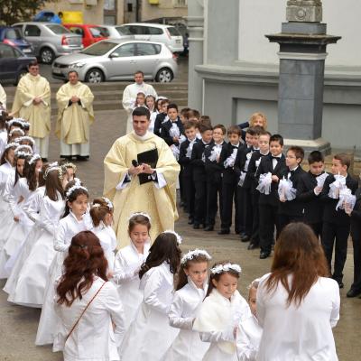 4 mai: Bacău "Sfântul Nicolae": Prima Sfântă Împărtăşanie a copiilor