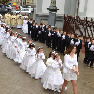 4 mai: Bacău "Sfântul Nicolae": Prima Sfântă Împărtăşanie a copiilor