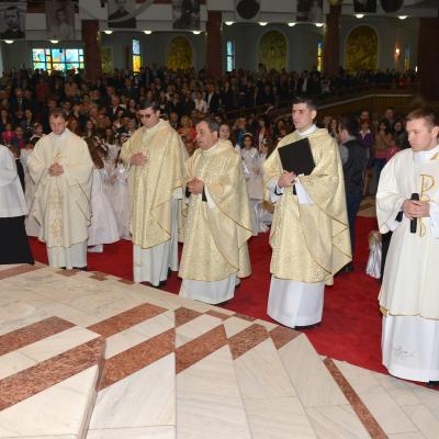 4 mai: Bacău "Sfântul Nicolae": Prima Sfântă Împărtăşanie a copiilor