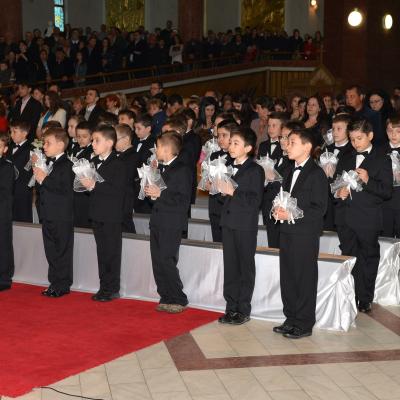 4 mai: Bacău "Sfântul Nicolae": Prima Sfântă Împărtăşanie a copiilor