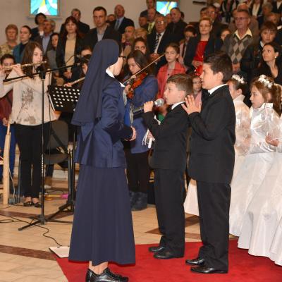 4 mai: Bacău "Sfântul Nicolae": Prima Sfântă Împărtăşanie a copiilor