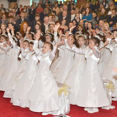 4 mai: Bacău "Sfântul Nicolae": Prima Sfântă Împărtăşanie a copiilor