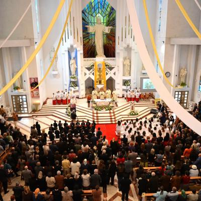 4 mai: Bacău "Sfântul Nicolae": Prima Sfântă Împărtăşanie a copiilor