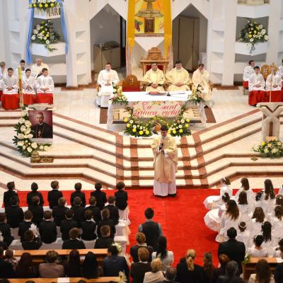 4 mai: Bacău "Sfântul Nicolae": Prima Sfântă Împărtăşanie a copiilor