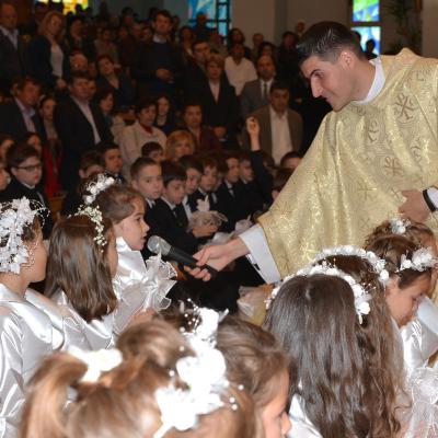 4 mai: Bacău "Sfântul Nicolae": Prima Sfântă Împărtăşanie a copiilor