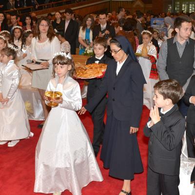 4 mai: Bacău "Sfântul Nicolae": Prima Sfântă Împărtăşanie a copiilor