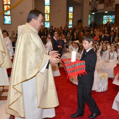 4 mai: Bacău "Sfântul Nicolae": Prima Sfântă Împărtăşanie a copiilor