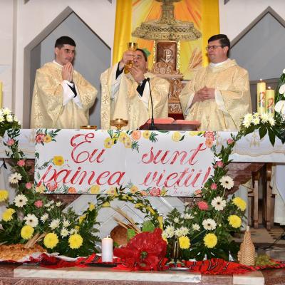 4 mai: Bacău "Sfântul Nicolae": Prima Sfântă Împărtăşanie a copiilor